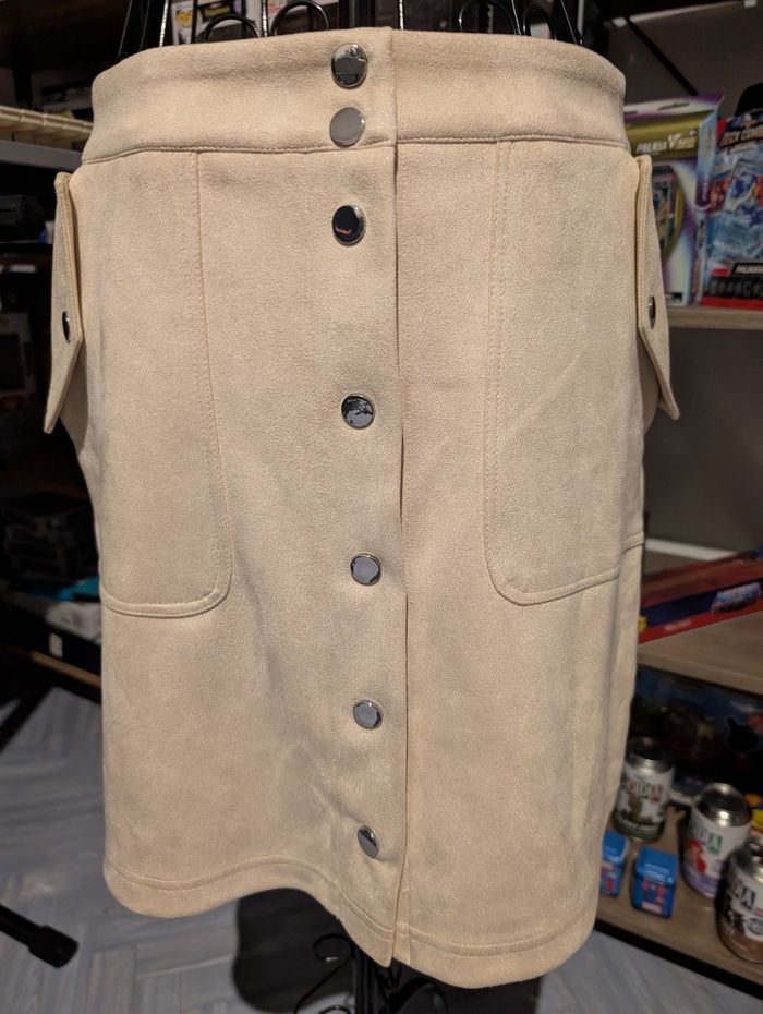 Jupe courte beige style suédine boutonnée Taille 38 - photo numéro 2
