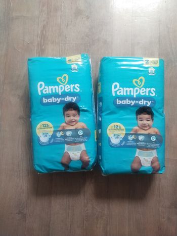 Deux paquets Pampers taille 2