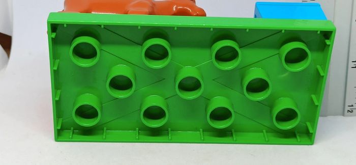 Vache marron sur plaque verte avec abreuvoir et râtelier lego duplo - photo numéro 13