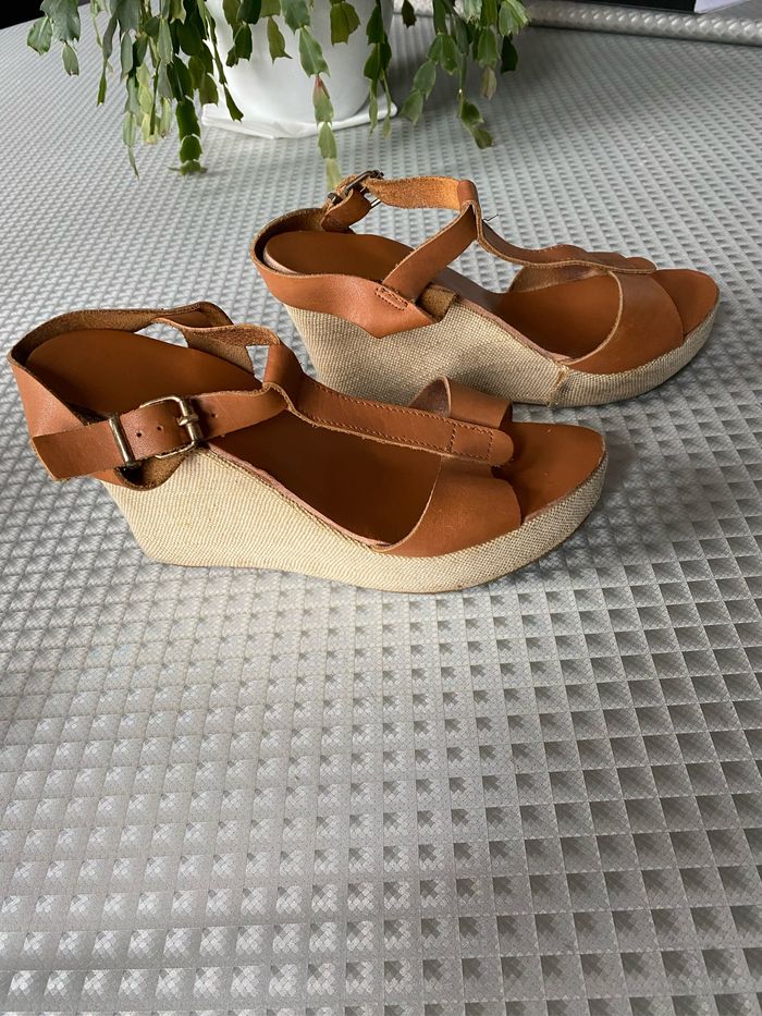 Chaussures compensées à lanières