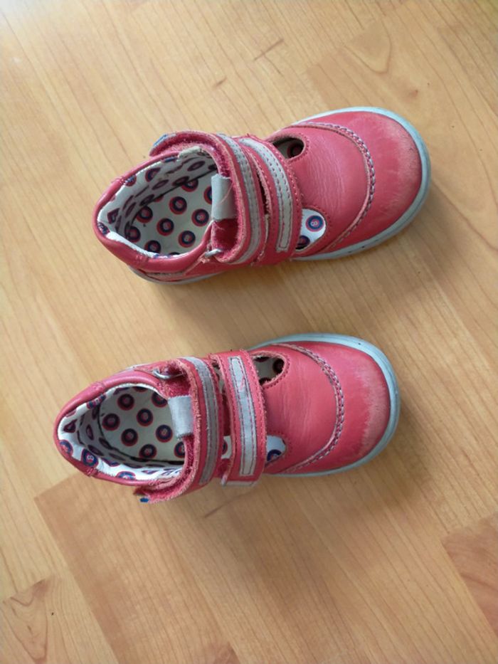 Jolies babies en cuir rouge taille 23