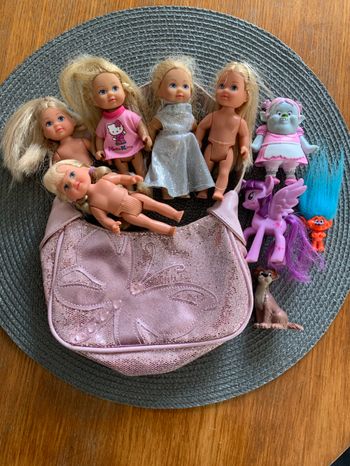 Lot 5 petites poupées et sac à main