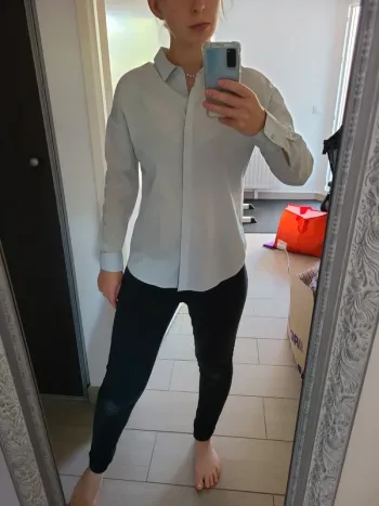Chemise bleue ciel avec dos ouvert