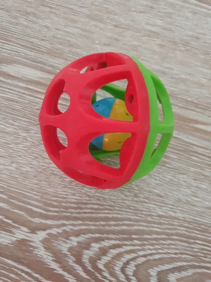 Balle éducative avec grelot