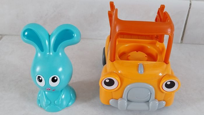 Voiture lapin crétin - photo numéro 2