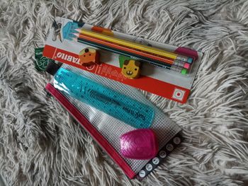 Lot de fournitures scolaires neuves avec étiquette