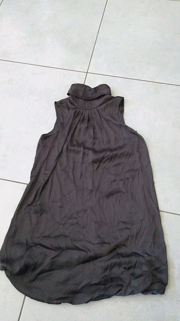 Robe satinée à col