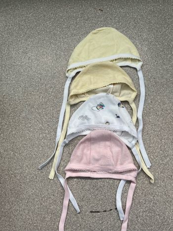 4 bonnets bébé