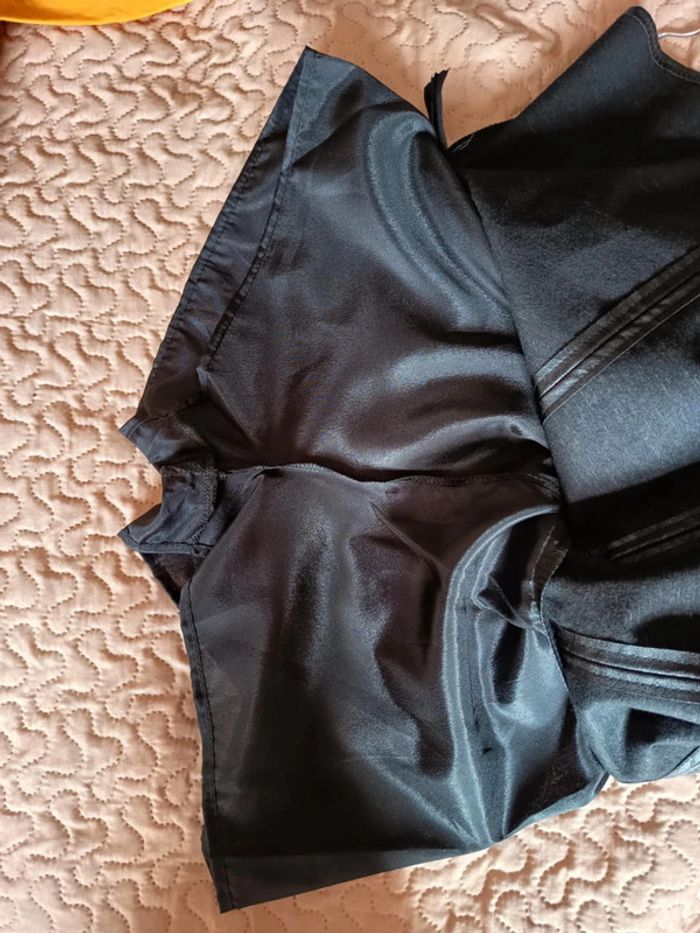 Mini jupe simili cuir noire Avec short intérieur. Marque xiaopanggao. - photo numéro 6