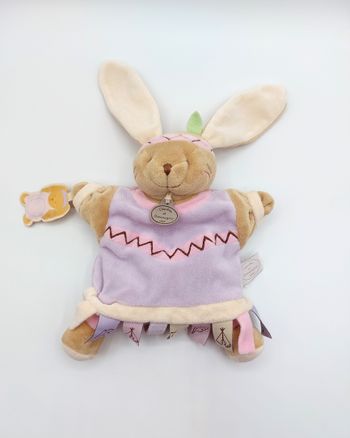 Doudou et Compagnie lapin marionnette indien Mario étiquette DC2350 beige mauve