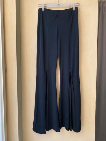Pantalon noir fluide, évasée, fendu Orna Farho S