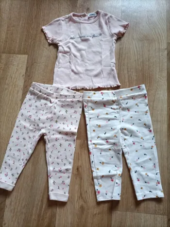 Ensemble t-shirt manches courtes et deux legging 12 mois
