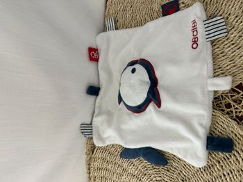 Doudou plat poisson blanc bleu marine rouge OBAIBI