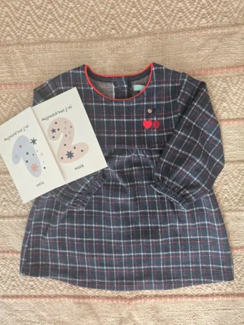 Belle robe rayée bleu blanc et rouge Obaïbi 12 mois