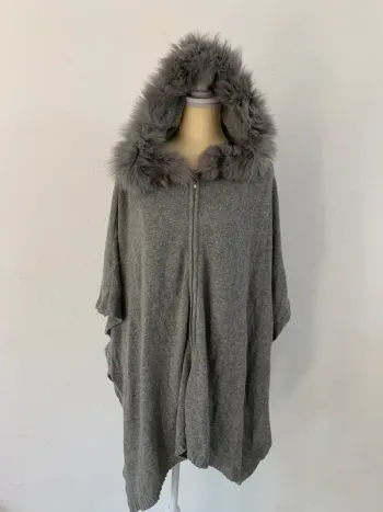 Cape poncho grise à capuche et fourrure – Bluoltre - Taille Unique