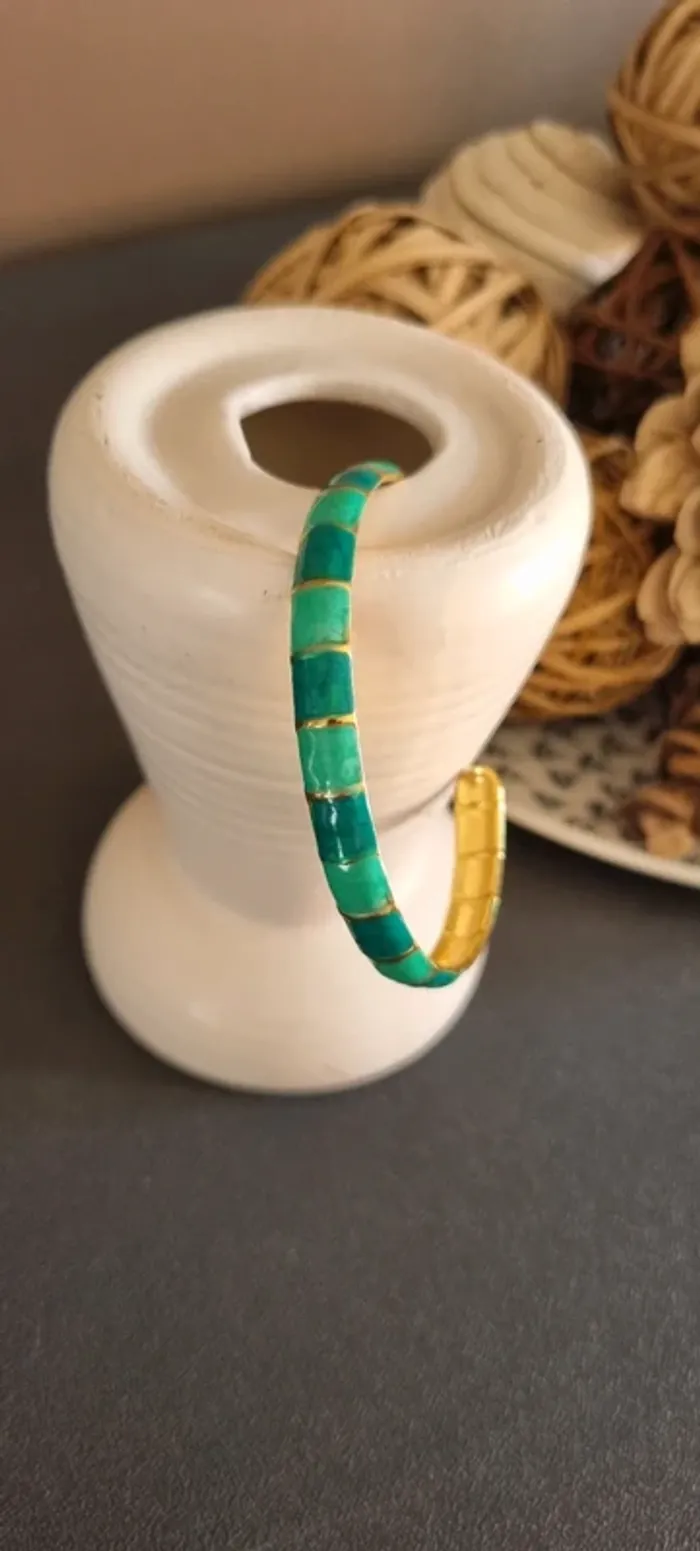 Bracelet jonc doré et vert émeraude - photo numéro 3