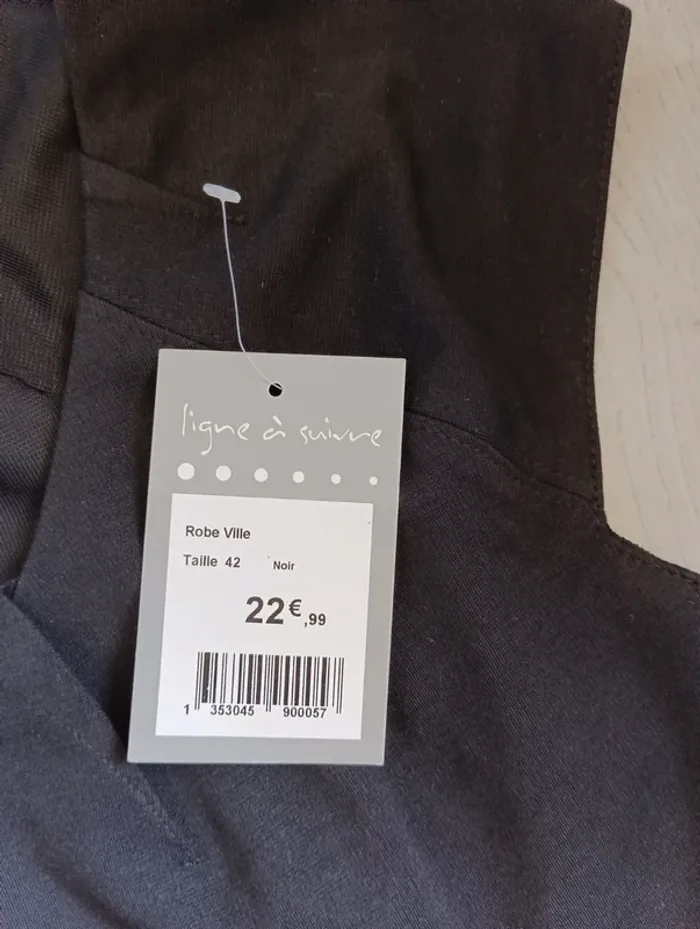 Robe noire Taille 42 Neuve - photo numéro 4