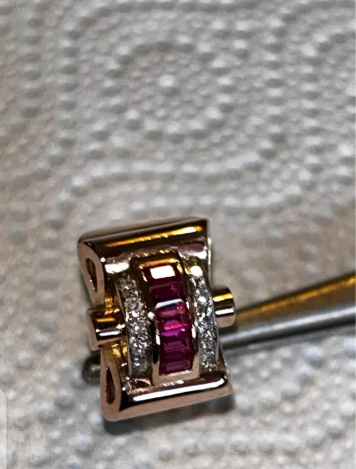 Bague ornée de rubis et de diamants