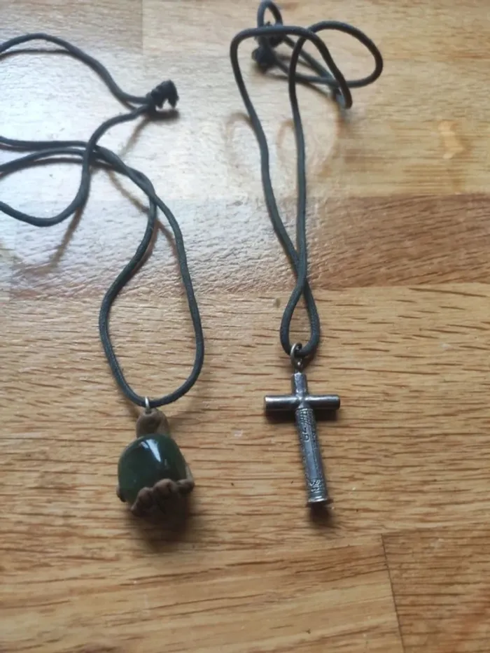 Collier croix argenté et pierre verte - photo numéro 2