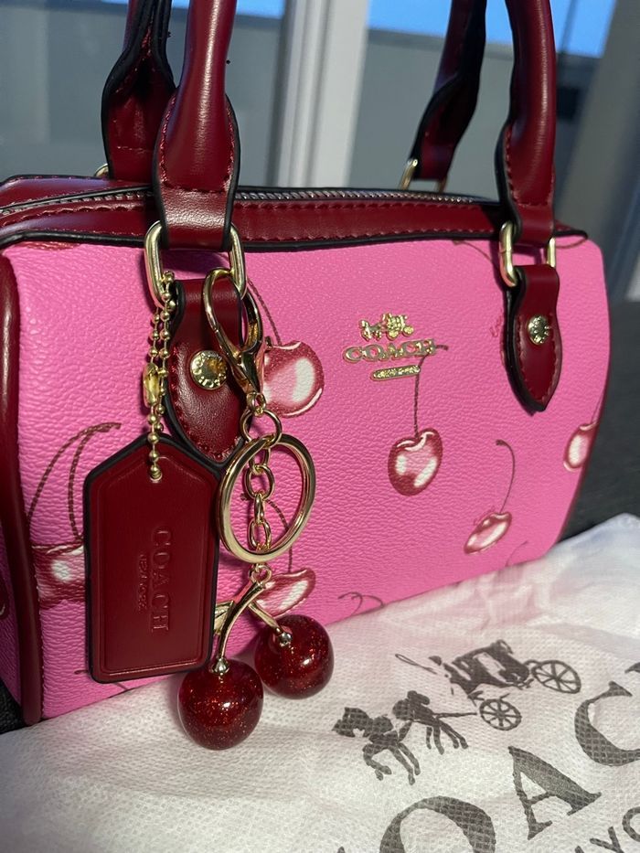 Sac Coach cerise et porte clé - photo numéro 4