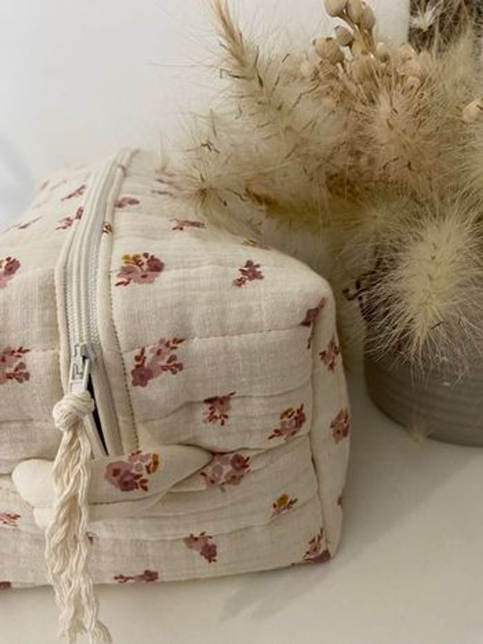 Trousse de toilette matelassée en gaze de coton crème avec fleurs roses - photo numéro 2