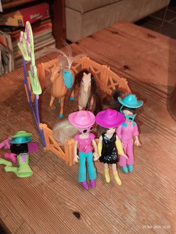 Lot Polly pocket 3 personnages et 2 chevaux