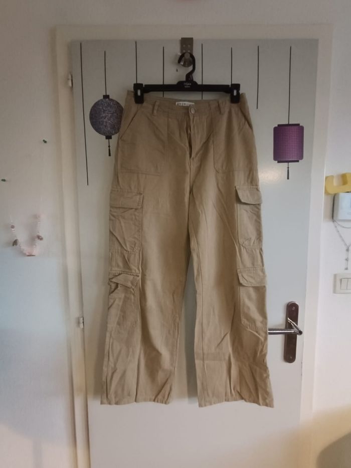 Lot comprenant 
- une jupe noir de marque Gérard Pasquier en taille 40, 
- un pantalon cargos marron crème de marque Primark Care en taille 40 - un jeans bleu clair de marque Primark Care en taille 40 - photo numéro 7