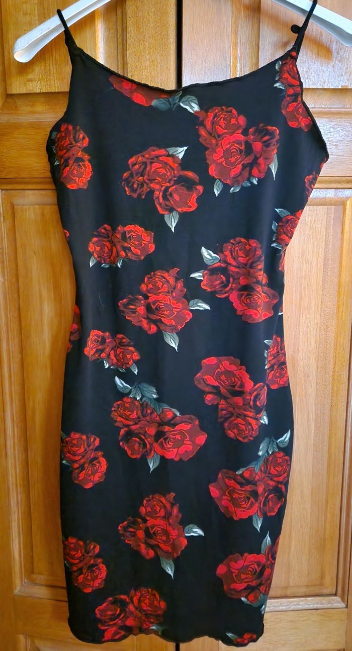 Robe noire motif roses rouges