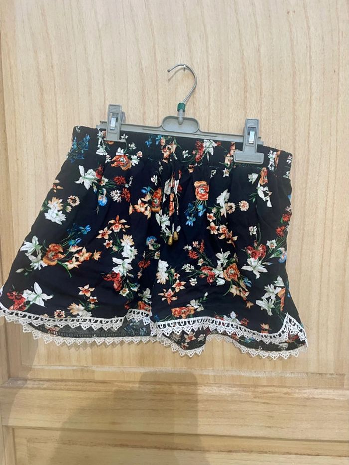 Short fluide fleuri noir avec dentelle – Taille M