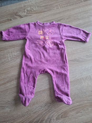 Jolie pyjama fille taille 3mois. Sans Marque. Très bon état