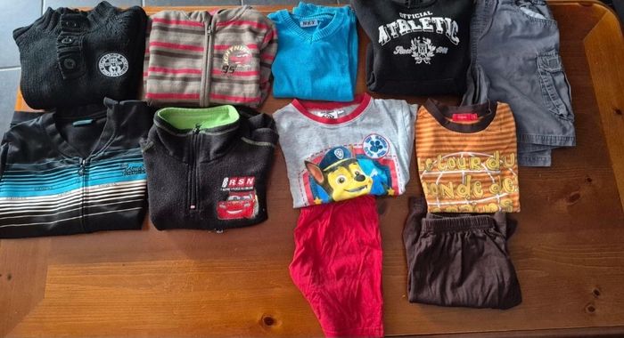 Gro mot vêtements garçon 👦 6ans - photo numéro 2