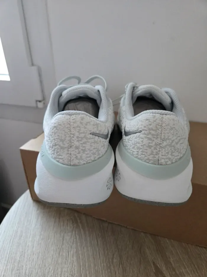 Nike versair taille 38 neuves grise - photo numéro 5