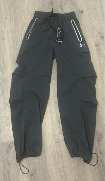 Pantalon under armour taille M gris