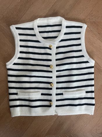 🌟 Gilet sans manches à rayures blanc avec boutons dorés