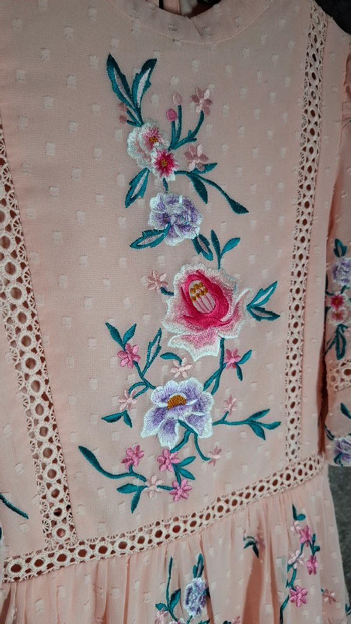 Robe rose broderie fleurs dentelle - photo numéro 4