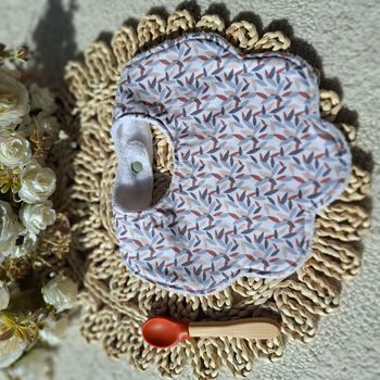 Bavoir forme fleur motifs grain de riz