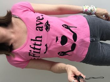 Tee shirt rose avec imprimés