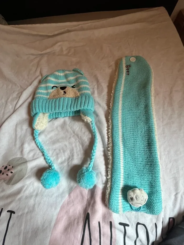 Ensemble bonnet + écharpe taille 18/24 mois