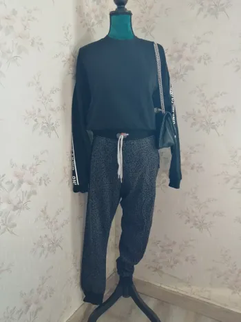 Pantalon jogging gris coupe loose à motifs léopard noir avec poches et lien  / sweet pants / (XS)