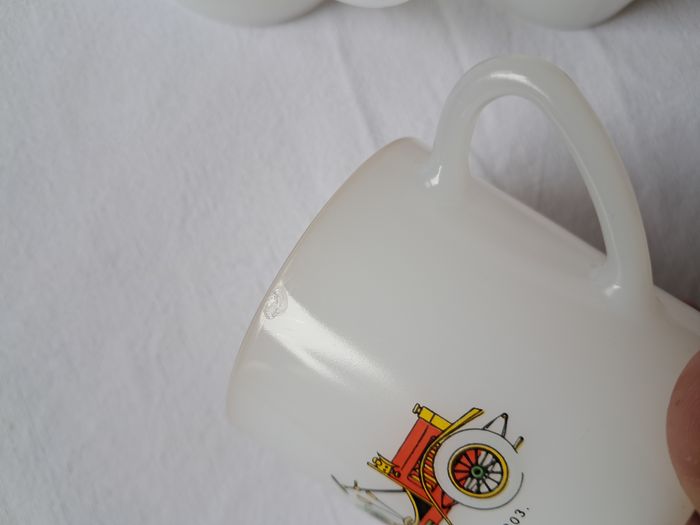 Lot de 11 tasses + 11 sous tasses Arcopal liseré or France Vieux tacots vieilles voitures vintage an - photo numéro 8