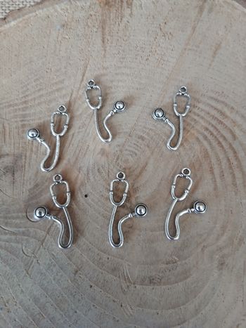 Lot de 16 pendentifs stéthoscope argenté