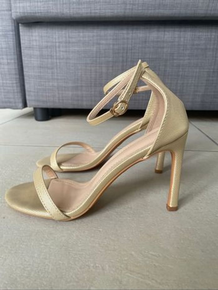Sandales à talons dorées – Chic et intemporelles !