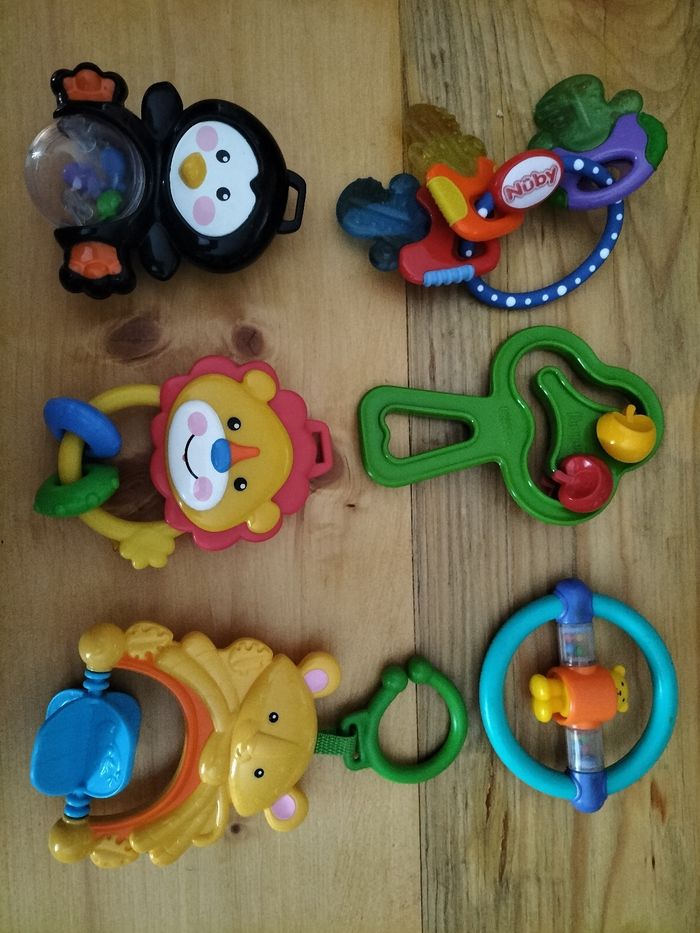Lot jouets bébés
