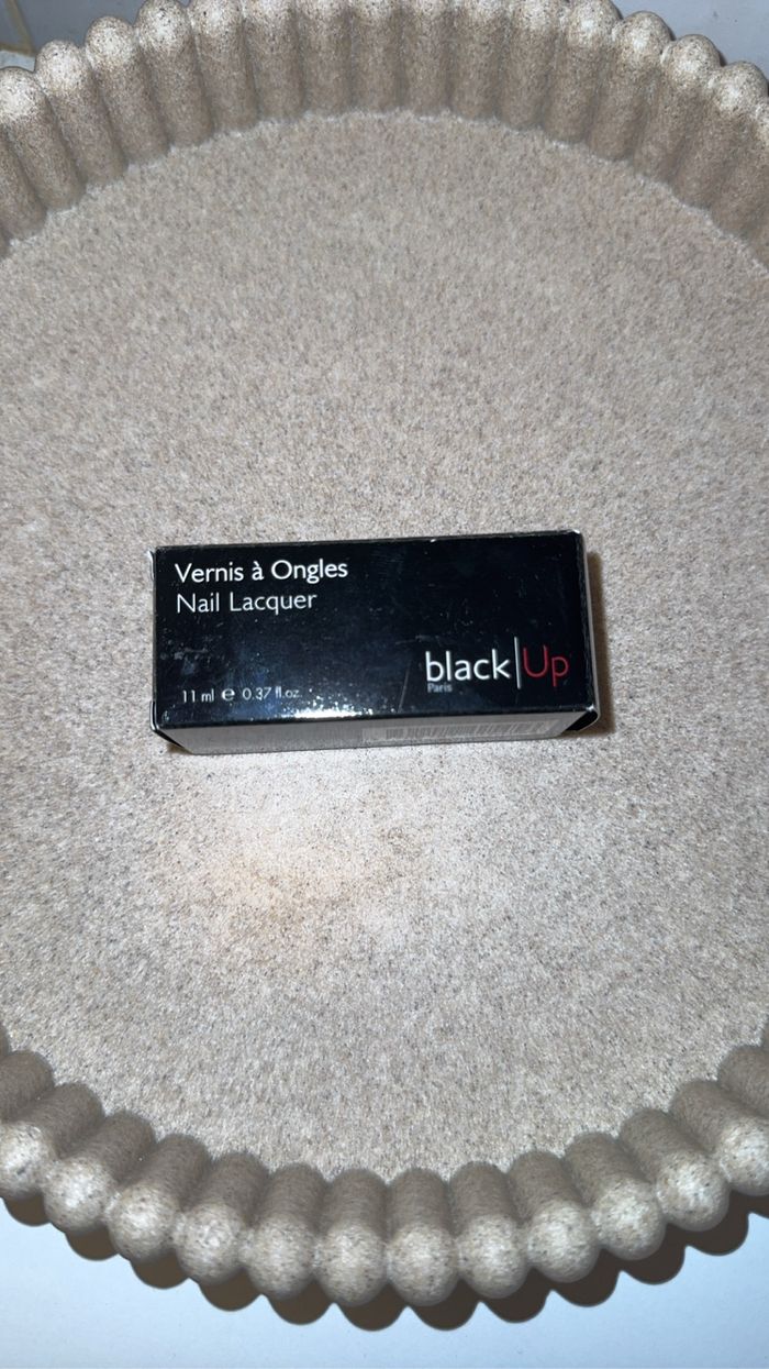 Vernis à ongle effet gel black up - photo numéro 2