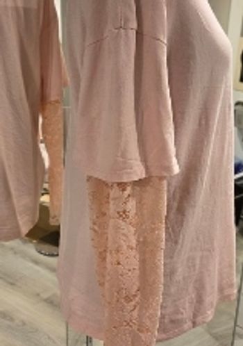 T-shirt rose pâle à manches1