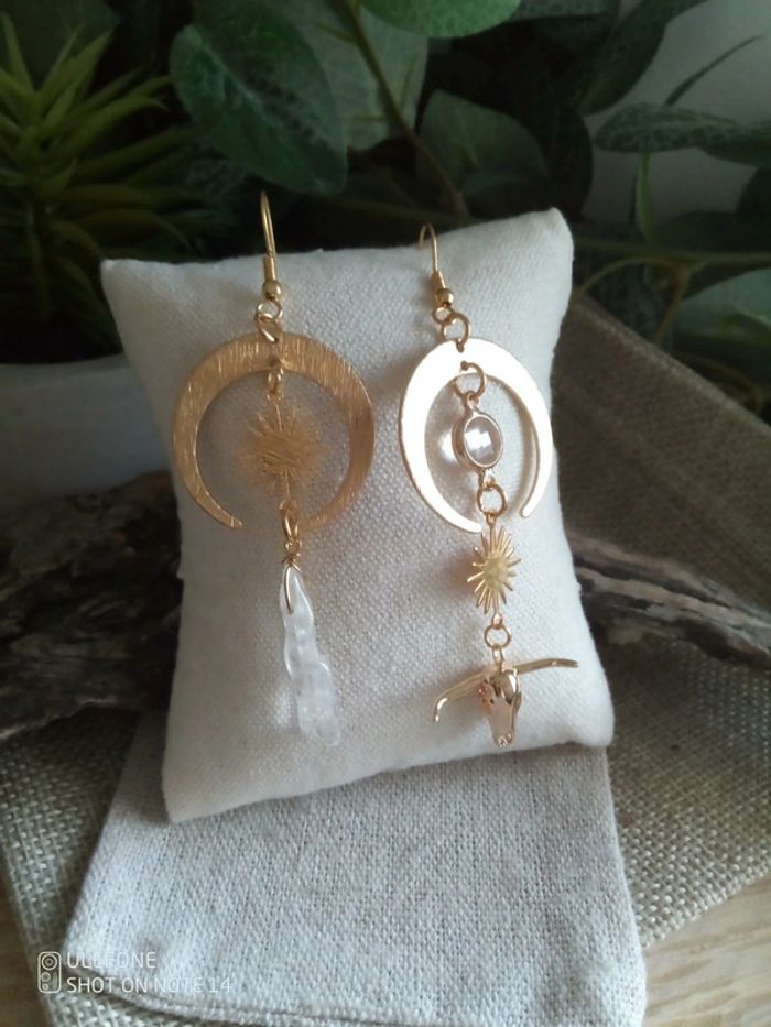 Boucles d'oreilles bohèmes asymétriques cristal de quartz et tête de vache