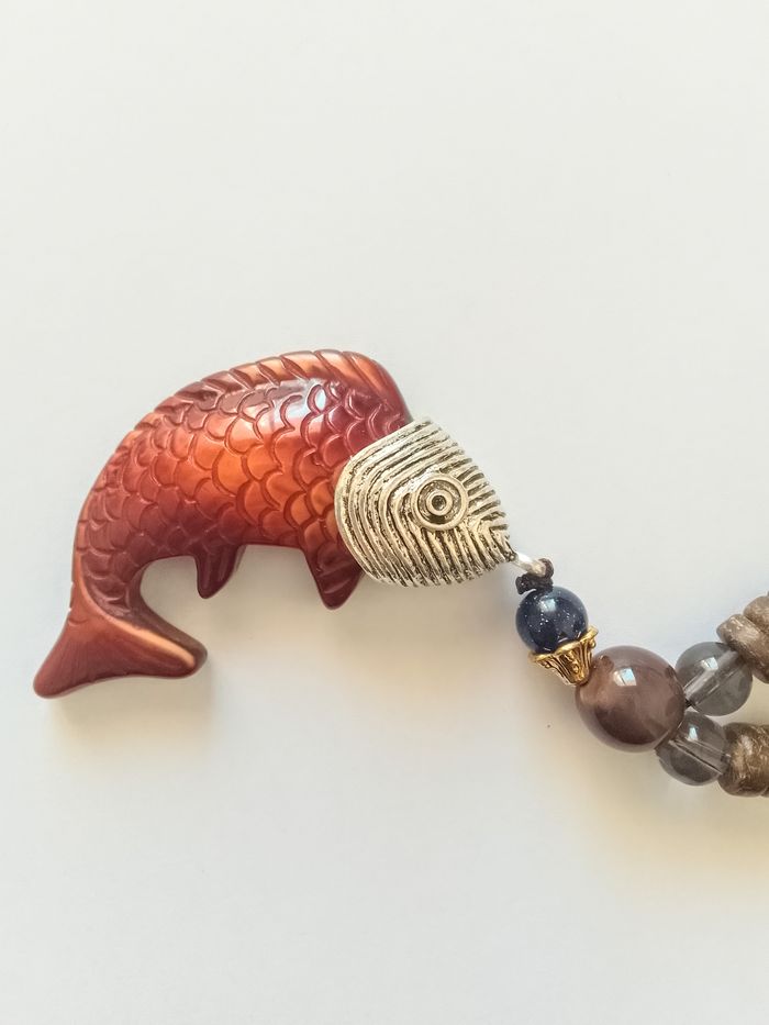 Collier perles en bois + pendentif poisson - photo numéro 2