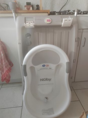 Table pliante et baignoire bébé naissance