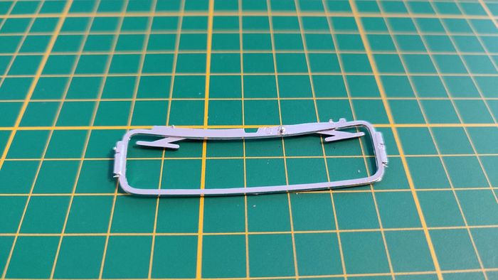 Contour vitre avant pièce détachée miniature 1/18 Citroën traction 15cv 1952 Maisto #B36 - photo numéro 2