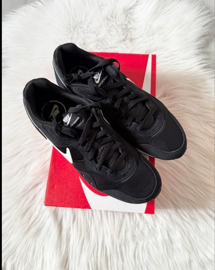 Baskets Nike Venture Runner – Taille 44,5 – noir/blanc – Neuf avec étiquette - photo numéro 10